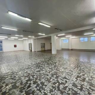 NA PRENÁJOM OBCHODNÝ PRIESTOR ZA CENU NÁJMU SKLADOVÉHO PRIESTORU VO FREKVENTOVANEJ LOKALITE V KOMÁRNE!